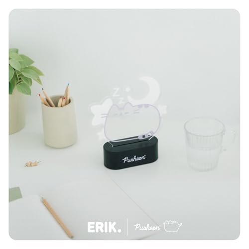 Nattlampe formet som Pusheen-katt med LED-lys, står på et nattbord, tilkoblet USB, 17 cm høy.