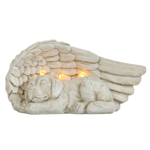 Gravlykt formet som sovende hund med store englevinger og varme hvite LED-lys, sett fra skrå front.