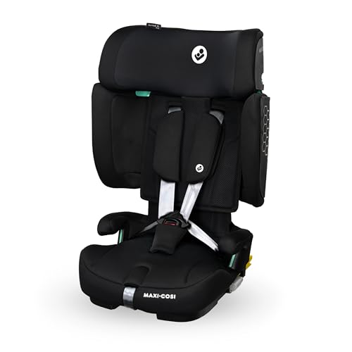 Bilstol Barn sort Maxi-Cosi Nomad XL Plus med sele, polstrede sidebeskyttere og ISOFIX-fester, sett skrått forfra.