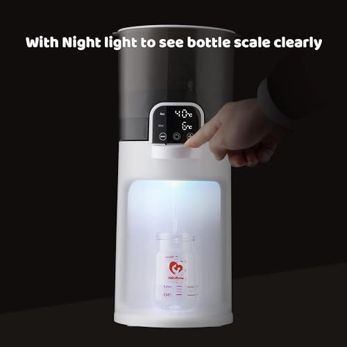 Flaskevarmer Baby med LED-display, hvit og svart, en hånd trykker på knapp mens vann helles i tåteflaske.