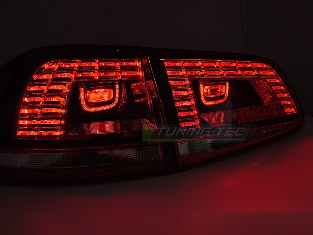 Nærbilde av LED-stripe og lampeglass på baklykt til VW Touareg II 14-18