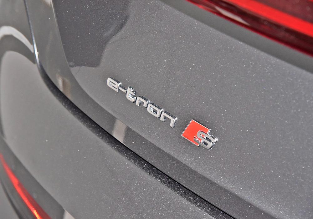 Emblem/logo til Audi e-tron S i krom blank Titanium Silver for bakluke