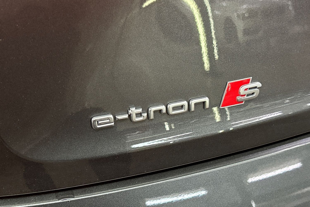 Emblem Audi e-tron S Bakluke Silver Edition - sett forfra