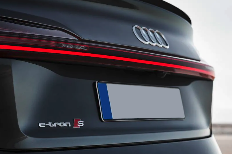 Emblem Audi e-tron S Bakluke Silver Edition - sett bakfra
