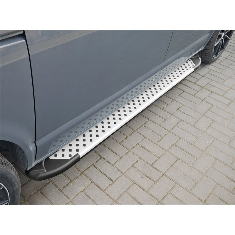 Stigtrinn Toyota Hilux VIII Facelift ARP (2020-) - sett forfra