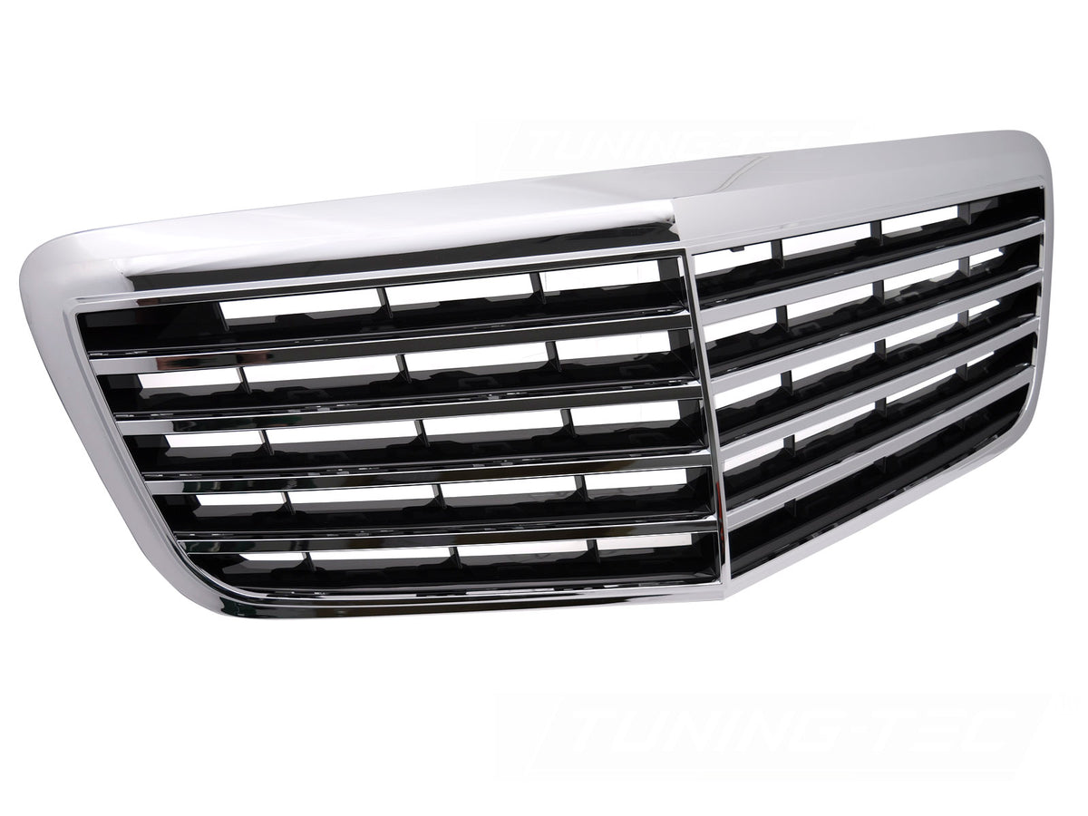 Grill til Mercedes E-Klasse W211/S211 06-09 i krom/sort sett rett forfra på hvit bakgrunn.