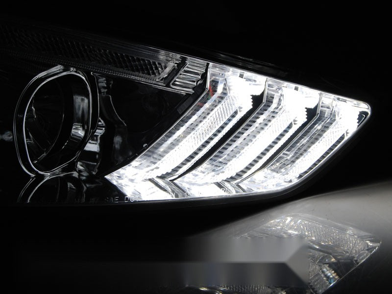 Frontlykter Ford Focus MK3 15-18 sett fra siden — profil synlig.