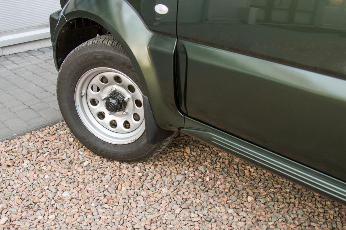 Ven-Tuning skvettlapp til Suzuki Jimny III – svart ABS-materiale