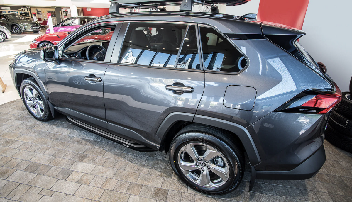 Stigtrinn Toyota RAV4 2019-2025 monteringsdetalj med festebraketter og boltekit