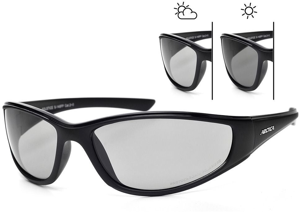 Sportsbriller med sort ramme og store, grå glass vist fra siden, med illustrasjon av justerbar mørkhetsgrad.