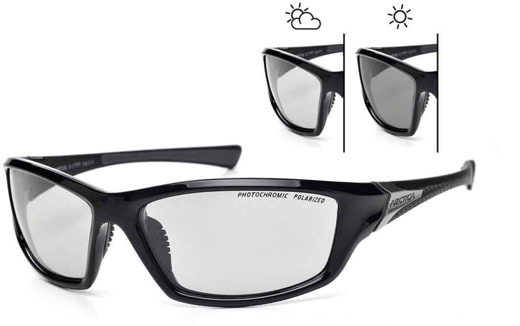 Sportsbriller med svart innfatning og klare glass, vist skrått forfra, glassene blir mørkere i sollys.