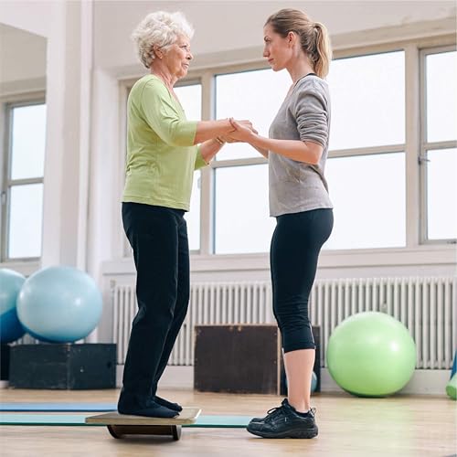 Balansebrett Trening, eldre kvinne balanserer på firkantet trebrett med antiskli, hjulpet av yngre kvinne.