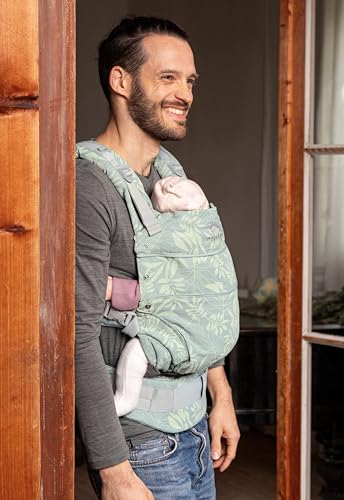 Bæresele Baby i lysegrønn med bladmønster, bæres av mann med baby på magen, brede remmer og polstret belte.