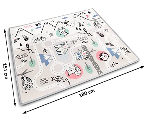 Babymatte med lyst underlag, fargerike tegneseriedyr, trær, hus og veier, målene 151x180 cm vises.