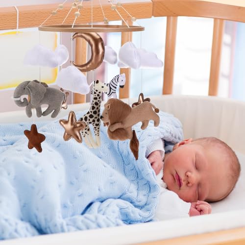 Uro Baby med skogsdyr, måne, stjerner og skyer i duse farger henger over sovende baby i sprinkelseng.
