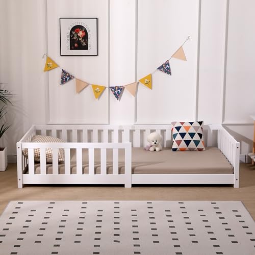 Barneseng i hvitmalt furu med sengehest på tre sider, beige laken, rutete pute og kosebamse, sett forfra.