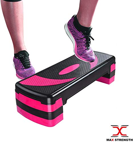 Stepper Trening med høydejusterbar stepkasse i sort og rosa, én person bruker den med rosa og sorte sko.