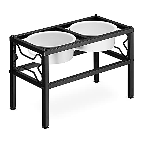 Hundeskål forhøyet 28cm i keramikk med to hvite skåler i sort metallstativ med dekorative bendetaljer.