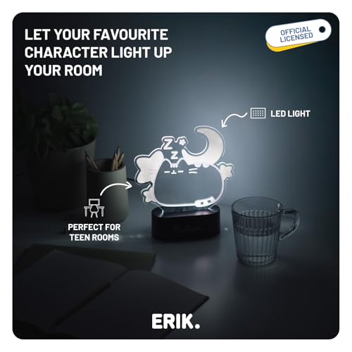 Nattlampe Barn med Pusheen Dreams LED-figur i akryl på mørkt skrivebord, svart fot, glass og notatbok ved siden av.