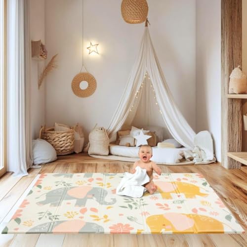 Leketeppe Baby i lyse pastellfarger med blomster- og dyremønster, baby sitter midt på teppet på tregulv.