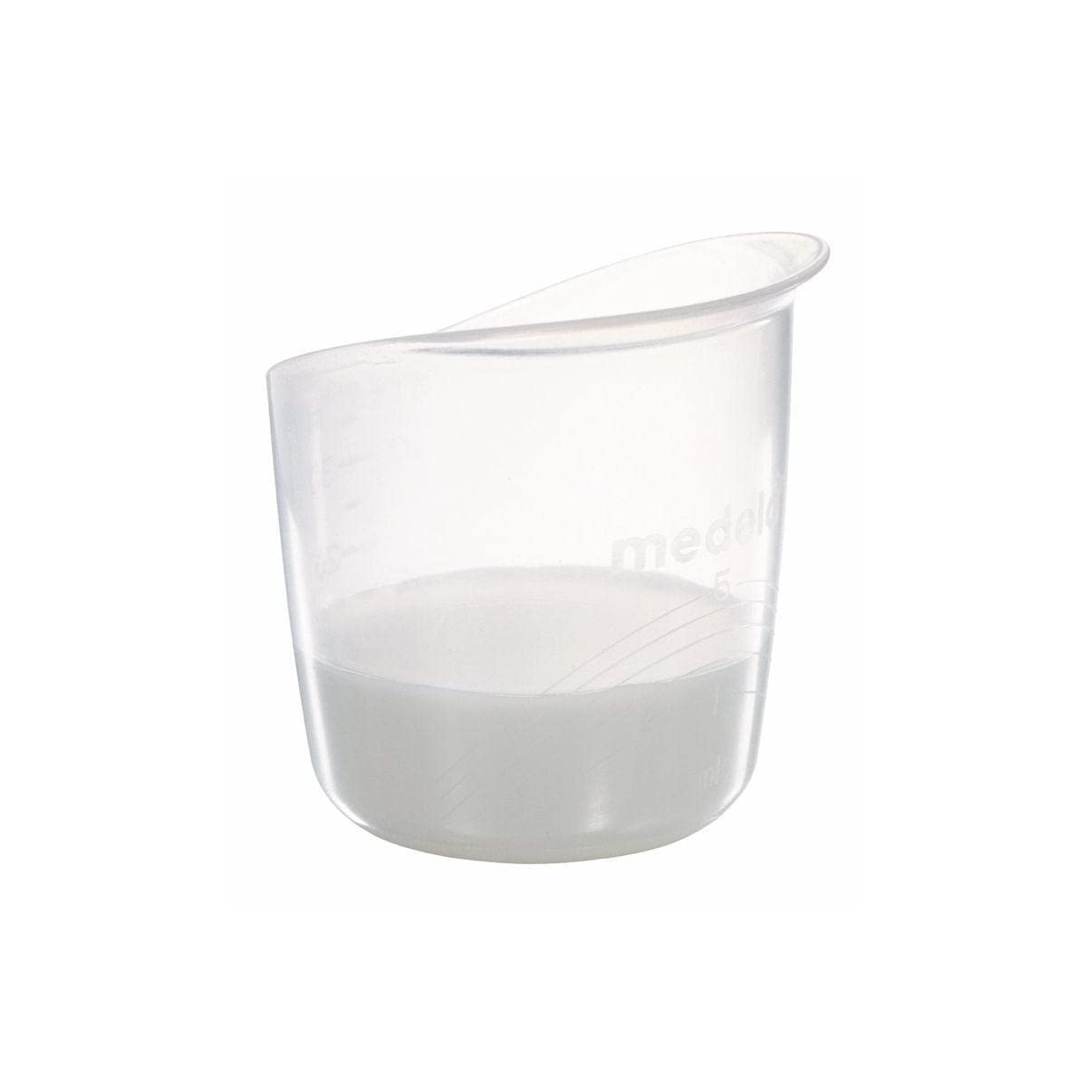 Målebeger i gjennomsiktig plast med måleskala og helletut, delvis fylt med hvit væske, sett fra skrå forside.