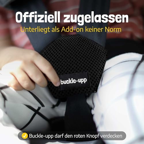 Bilsete Barn med sort buckle-upp sikkerhetslås festet på bilbelte, nærbilde av hånd og etikett.