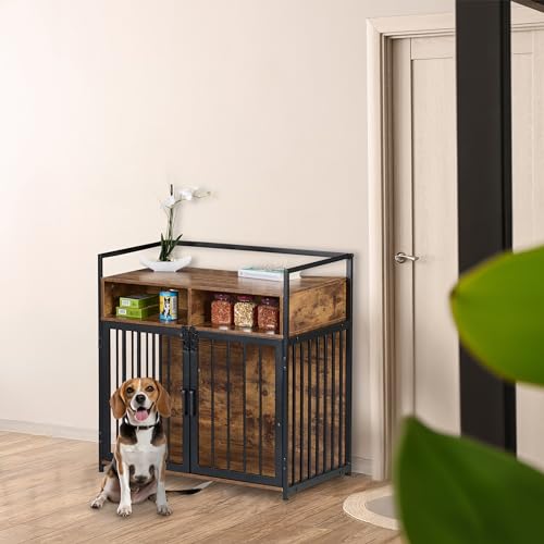 Hundebur med metallramme og bruntre-panel, hylle på toppen med bokser og dekor, hund sitter foran buret.