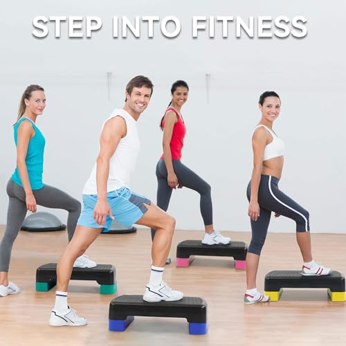 Stepper i bruk av fire personer som trener aerobic i lyst rom, steppbrettene er svarte med fargede kanter.