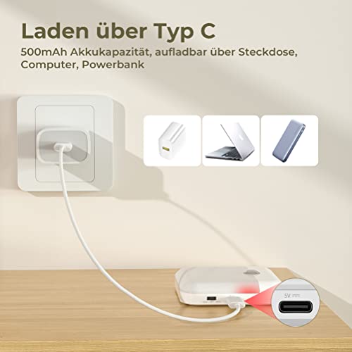 Bevegelsessensor Lys lades via USB-C-kabel på bord, nærbilde av port og ikoner for ulike ladealternativer.
