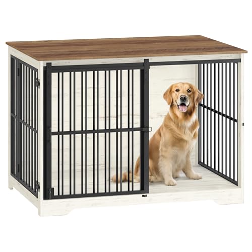 Hundebur I Tre med hvite og svarte metallgitter, brun topplate og en hund sittende inne bak skyvedørene.