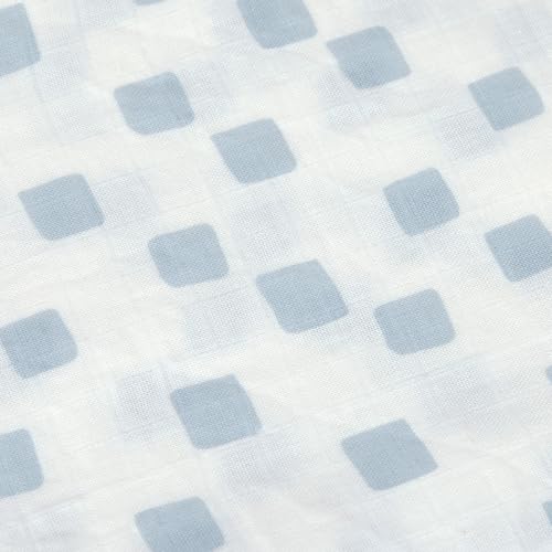 Swaddle med lyseblått firkantmønster på hvit bakgrunn, laget av lett og luftig bomullsmateriale.