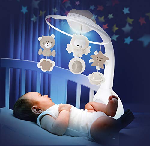 Sengehimmel med hvit babymobil på sprinkelseng, fargerike figurer og projiserte stjerner, baby ligger under.