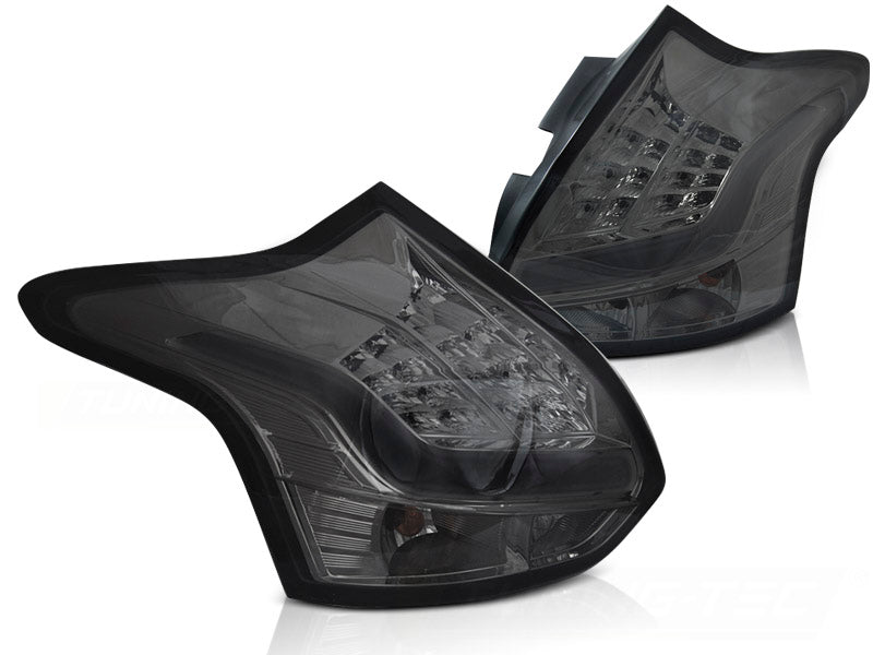 Baklykter LED Bar Smoke til Ford Focus 3 Hatchback 11-10.14 sett rett bakfra på hvit bakgrunn.
