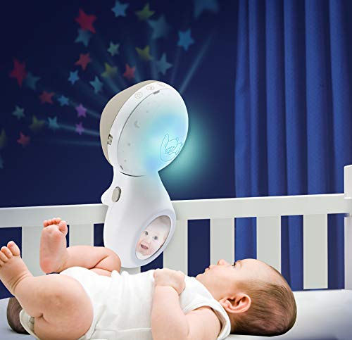 Seng med hvit projektor festet på sprinkelseng, projiserer fargede stjerner over baby i mørkt rom.