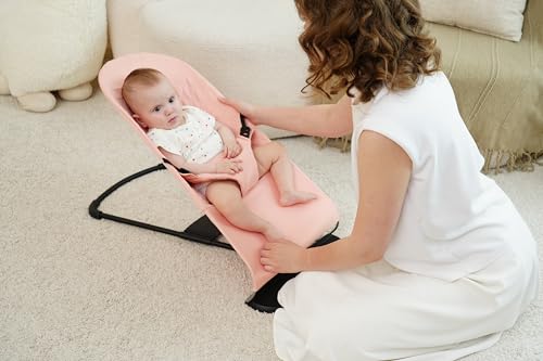 Sy Trekk til BabyBjörn vippestol i lys rosa polibomull med baby i stolen og voksen som justerer.