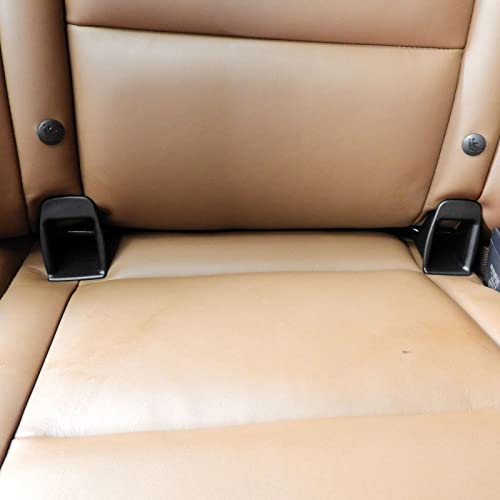 Isofix Adapter festet til lyst brunt skinnsete i bil, to svarte ISOFIX-fester synlige ved seteryggen.