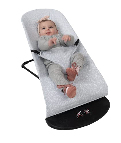 Hammocktrekk i grått med hvite prikker på BabyBjörn-stol, sort ramme og base, baby sitter i stolen.