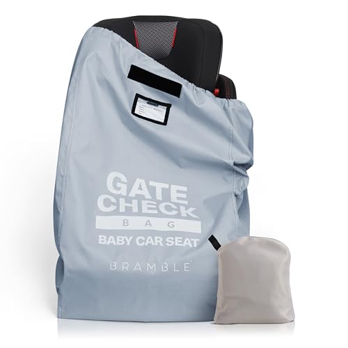 Reisebag i lys grått stoff dekker et bilsete, med liten oppbevaringspose ved siden av. Engelsk tekst synlig.