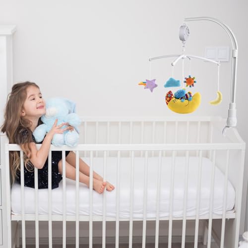 Babymobil med justerbart stativ festet på hvit sprinkelseng, fargerike figurer og barn med bamse i sengen.