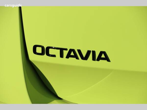 Emblem Skoda Octavia IV > Piano Bakluke Glossy Black - sett forfra