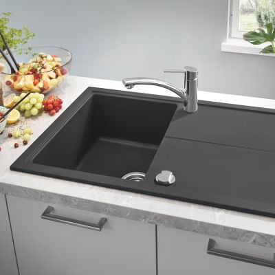 Grohe K400 kjøkkenvask i svart granittkompositt sett ovenfra med avrenning og enkel kum