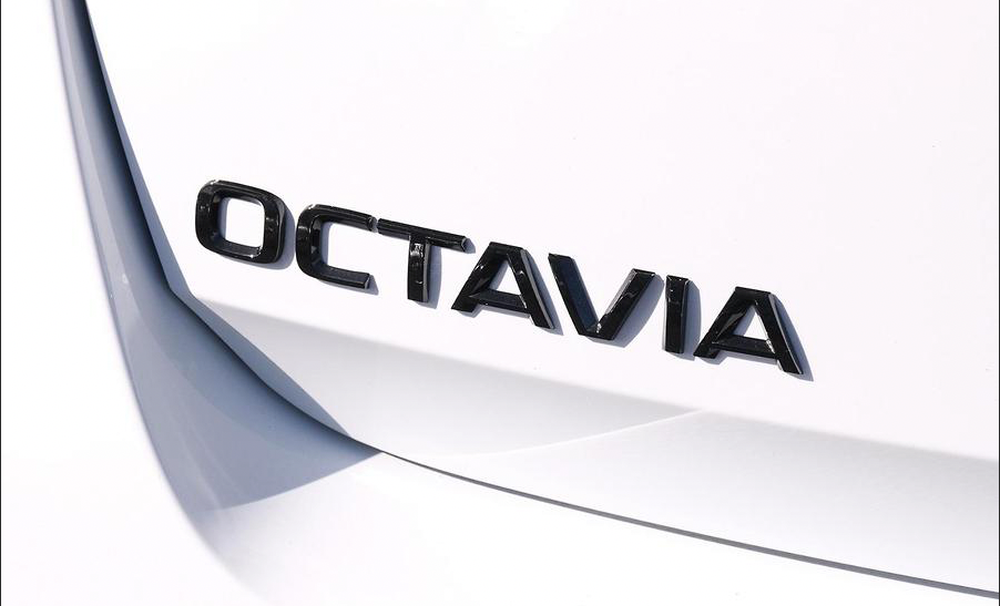 Emblem/logo til Skoda Octavia IV > Piano i blank svart utførelse for bakluke