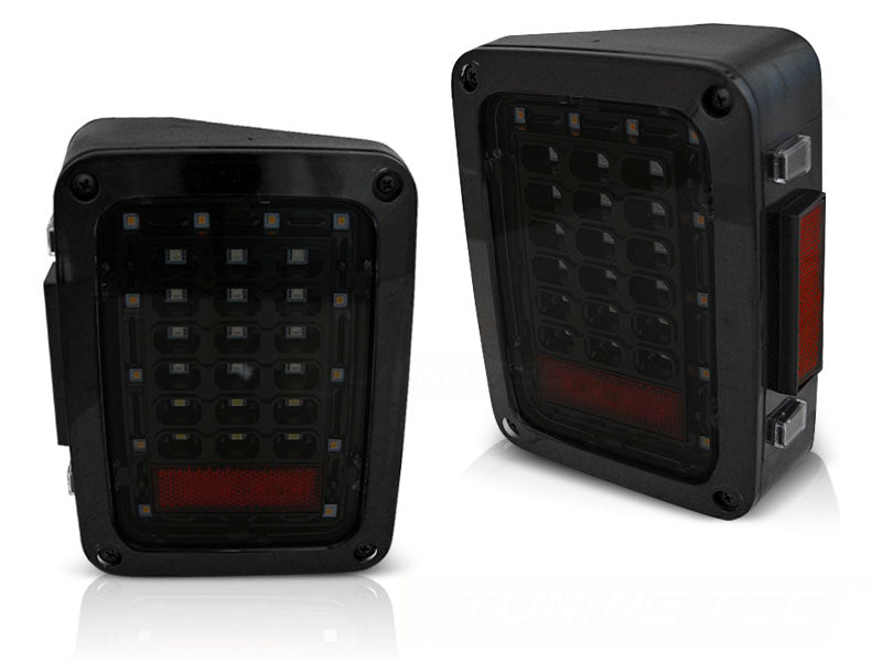 Baklykter LED Smoke til Jeep Wrangler JK 07-18 sett rett bakfra på hvit bakgrunn.