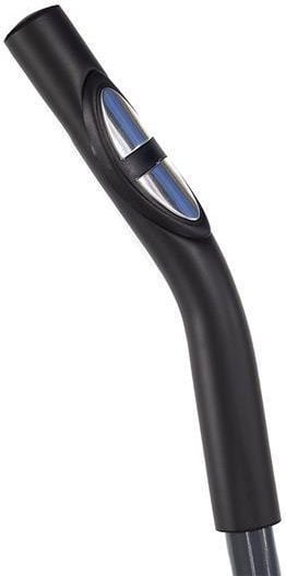 Orbitrek sort plasthåndtak med sølvfarget knapp, sett fra siden med fokus på knapp og ergonomisk form.