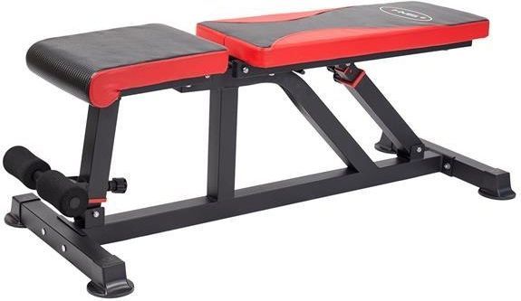 Justerbar Treningsbenk med sort og rød polstring, metallramme, sett fra siden med synlig rygg- og benstøtte.