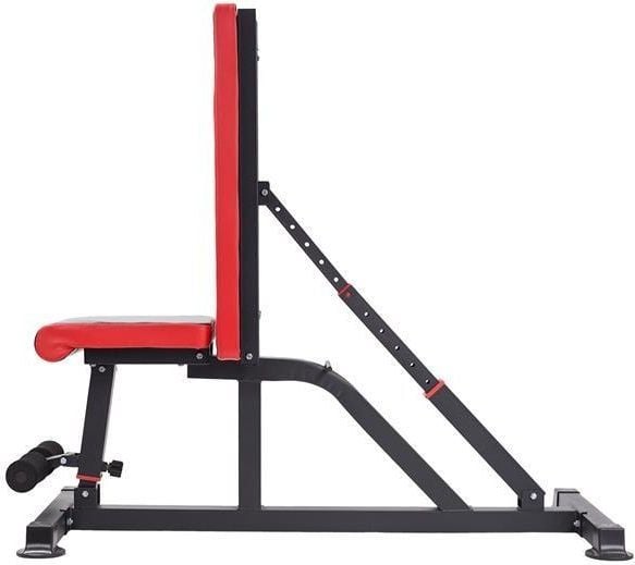 Treningsbenk i sort metall med rød polstret pute og justerbar ryggstøtte, sett fra siden med vinklingsmekanisme.