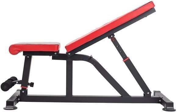 Treningsbenk med svart metallramme og røde puter vist fra siden i skrå posisjon, med støtter og benfeste.
