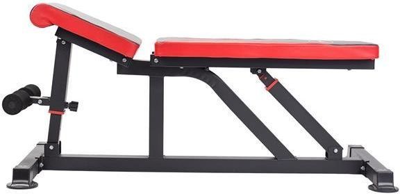 Justerbar Treningsbenk med rød og svart polstring, sett fra siden, solid ramme og benstøtte nederst.