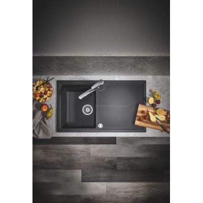 Nærbilde av kummen i Grohe K400 svart granittkompositt kjøkkenvask