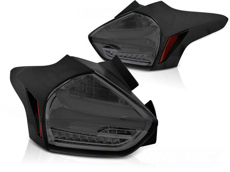 Baklykter LED Smoke Sequential til Ford Focus 3 Hatchback 15-18 sett rett bakfra på hvit bakgrunn.